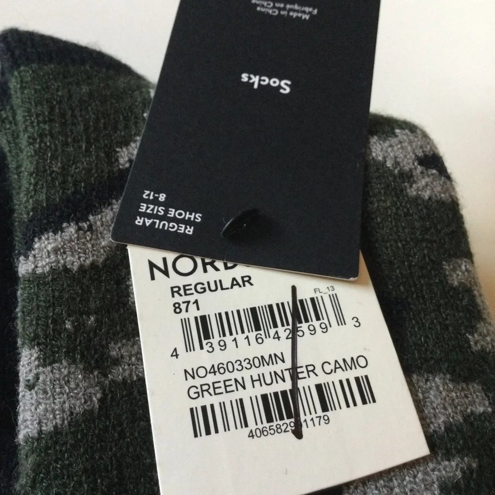 NORDSTROM MENS SOCKS WITH GRIPPER SOLES GREEN HUNTER CAMO PRINT OS REGULAR NWT